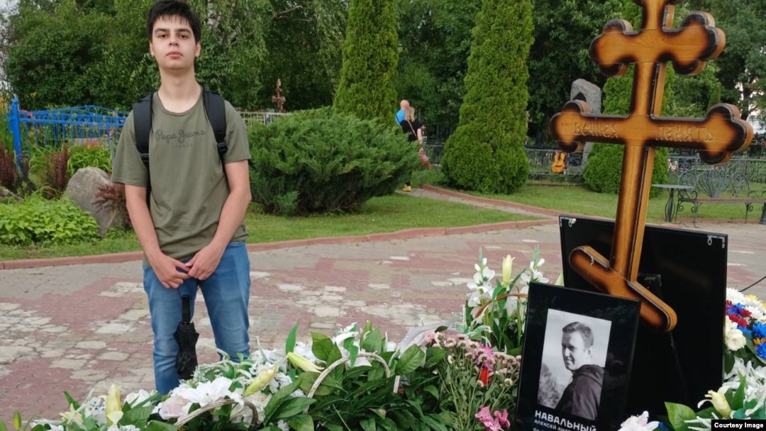 Арсений Турбин у могилы Алексея Навального