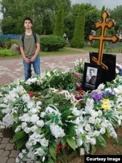 Арсений Турбин у могилы Алексея Навального