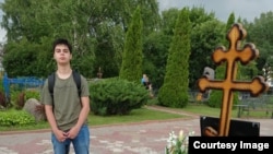 Arseni Turbin Aleksey Navalnının məzarı başında
