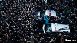 Улуттук китепкананын маңдайында митингчилер депутаттарга чабуул коюшууда, 8-февраль, 2013