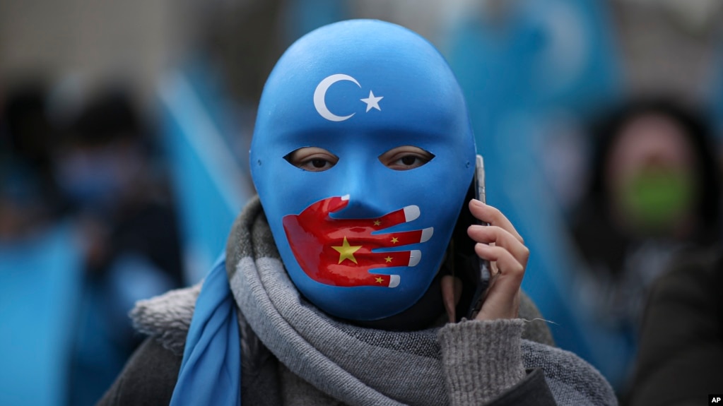 یک اویغور مخالف حکومت چین در ترکیه؛ پکن بعضی از اویغورهای تبعیدی را برای جاسوسی از دیگر مخالفان تبعیدی استخدام می‌کند