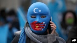 یک اویغور مخالف حکومت چین در ترکیه؛ پکن بعضی از اویغورهای تبعیدی را برای جاسوسی از دیگر مخالفان تبعیدی استخدام می‌کند