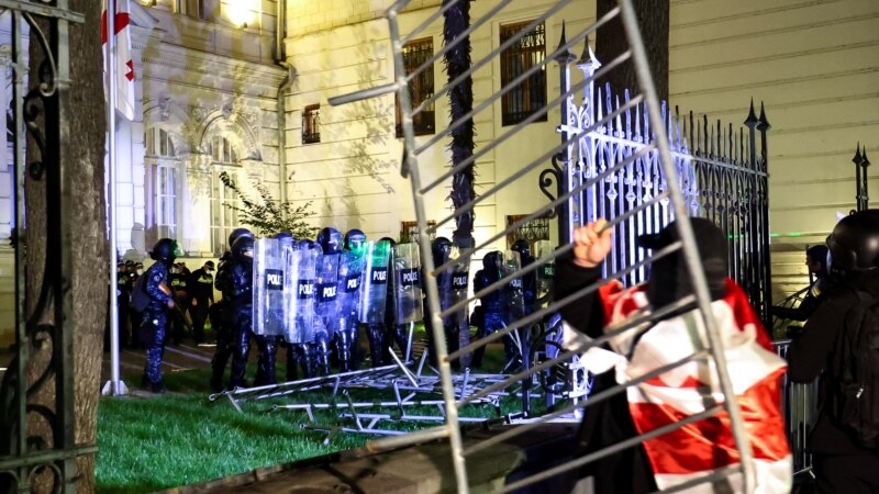 პრეზიდენტის ადმინისტრაციის ეზოში დემონსტრანტები შეიჭრნენ