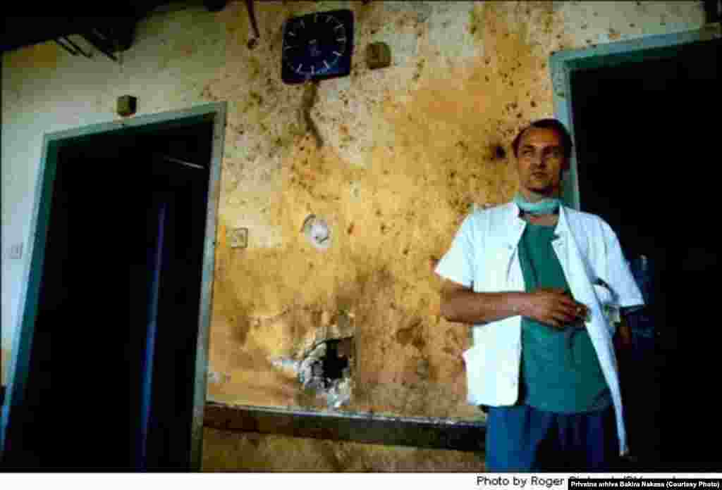 Doktor Edib Jaganjac u prostorijama devastirane zgrade Opće bolnice.
