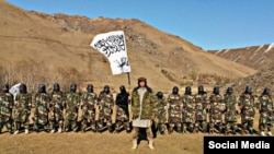 Таджикские боевики с флагом движения "Талибан"