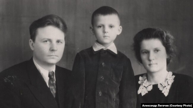 Егор и Зинаида Лигачевы с сыном Сашей. Новосибирск. Начало 1950-х