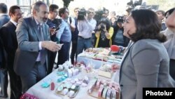 Armenia - Prime Minister Nikol Pashinian talks to a trader while visiting a Syrian-Armenian arts and crafts fair in Yerevan, 17 October 2018.