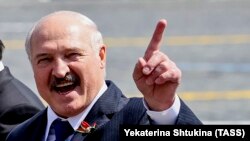 Олександр Лукашенко на параді в Москві 24 червня 2000 року