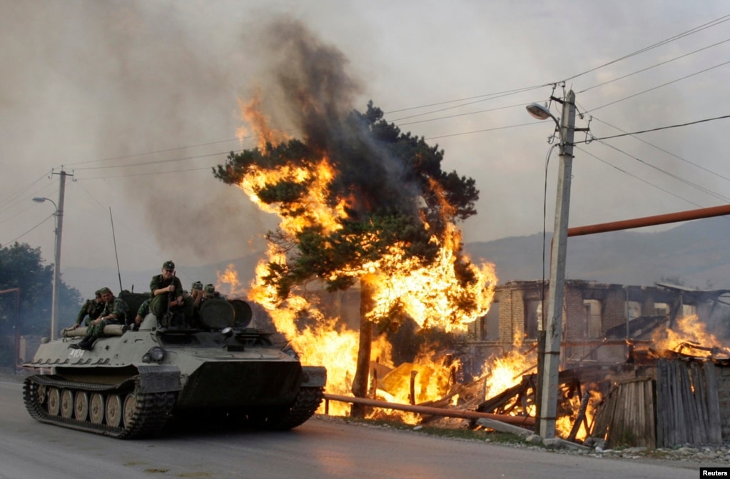 Российский БТР движется по дороге в Грузии во время наступления российских войск в 2008 году