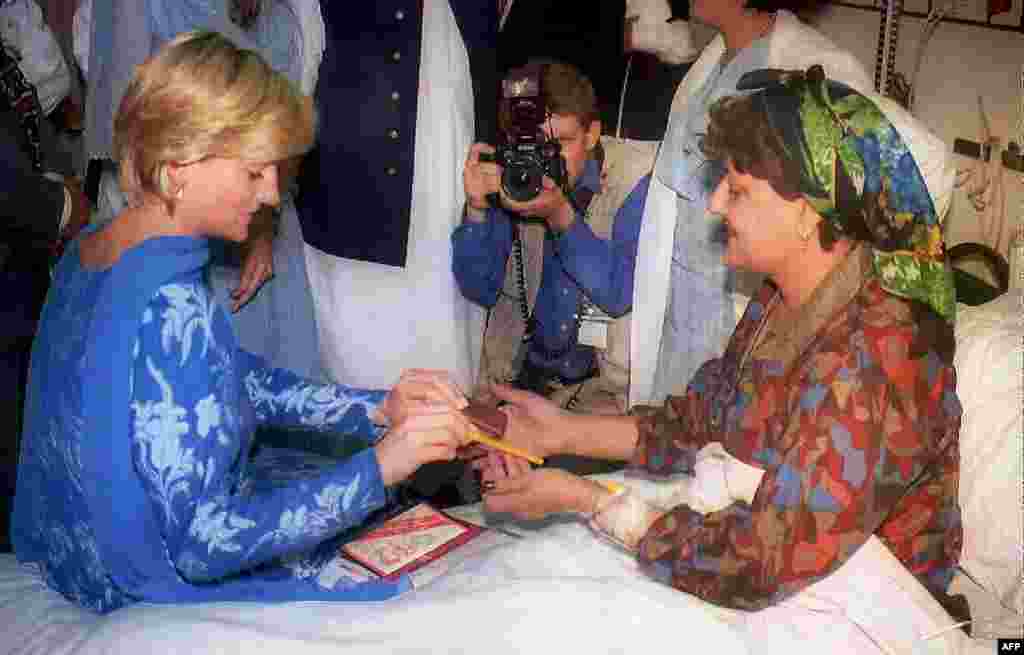Пакистан &ndash; Принцеса Діана залишає автограф для пацієнтки, хворої на рак.