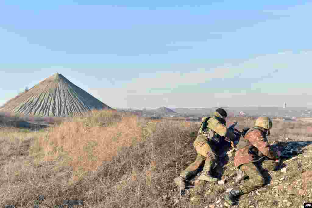 Українські солдати спостергігають за ворожими позиціями неподалік міста Курахово, Донецької області, 11 березня 2015 року