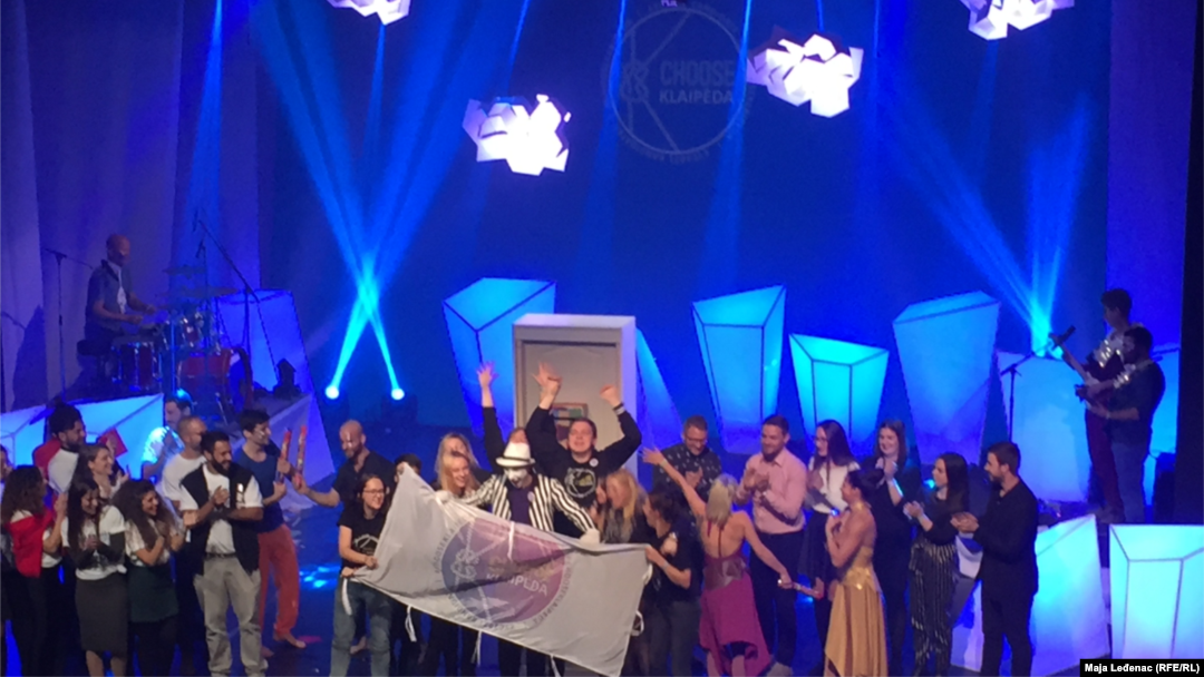 Domaćin ceremonije grad Novi Sad je ovu titulu osvojio 2016. godine i biće Omladinska prestonica za 2019. godinu