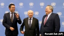 Macedonian Foreign Minister Nikola Dimitrov (left), UN envoy Matthew Nimetz, and Greek Foreign Minister Nikos Kotzias in Vienna.