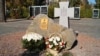 Камінь з козацьким хрестом на Алеї пам’яті. Дніпро, 16 жовтня 2018 року