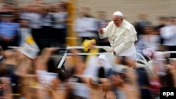 Papa Franjo dolazi na misu u Tirani