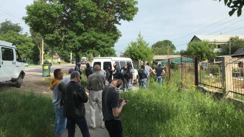В Крыму восьмерых задержанных после обысков доставили в управление ФСБ