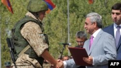 Ermənistan prezidenti Serzh Sarkisian KTMT-nın hərbi təlimlərində hərbçinin əlini sıxır – 2012.
