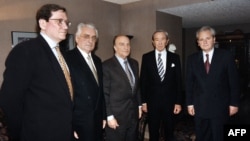 S lijeva na desno: Ričard Holbruk, Franjo Tuđman, Alija Izetbegović, Voren Kristofer i Slobodan Milošević uoči početka mirovnih pregovora u Dejtonu, Ohajo, 31. oktobra 1995. godine.