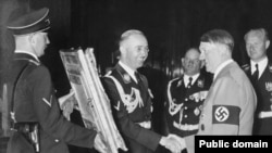 Hitlerə (sağda) ad günündə rəsm hədiyyə edilir. 1939