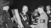 Гиммлер нацистердің жетекшісі Адольф Гитлерге сыйлық тапсырып тұр. Сәуір айы 1939 ж.