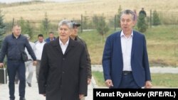 Фарид Ниязов рядом с бывшим президентом Алмазбеком Атамбаевым. Архивное фото. 