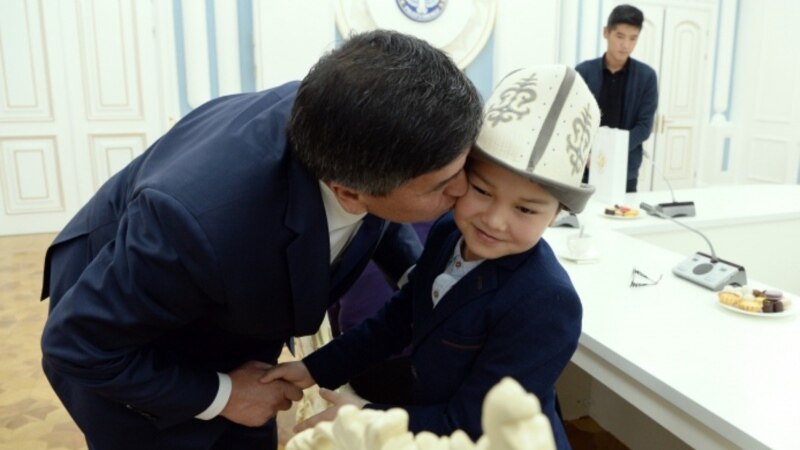 Президент Дача-СУда курман болгондордун балдарына белек таратты