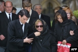 اشرف پهلوی در مراسم یادبود درگذشت ملکه ثریا که در سال ۲۰۰۱ در پاریس برگزار شد.