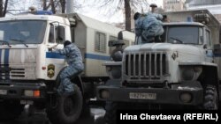 Усиленные наряды полиции стянуты в центр Москвы