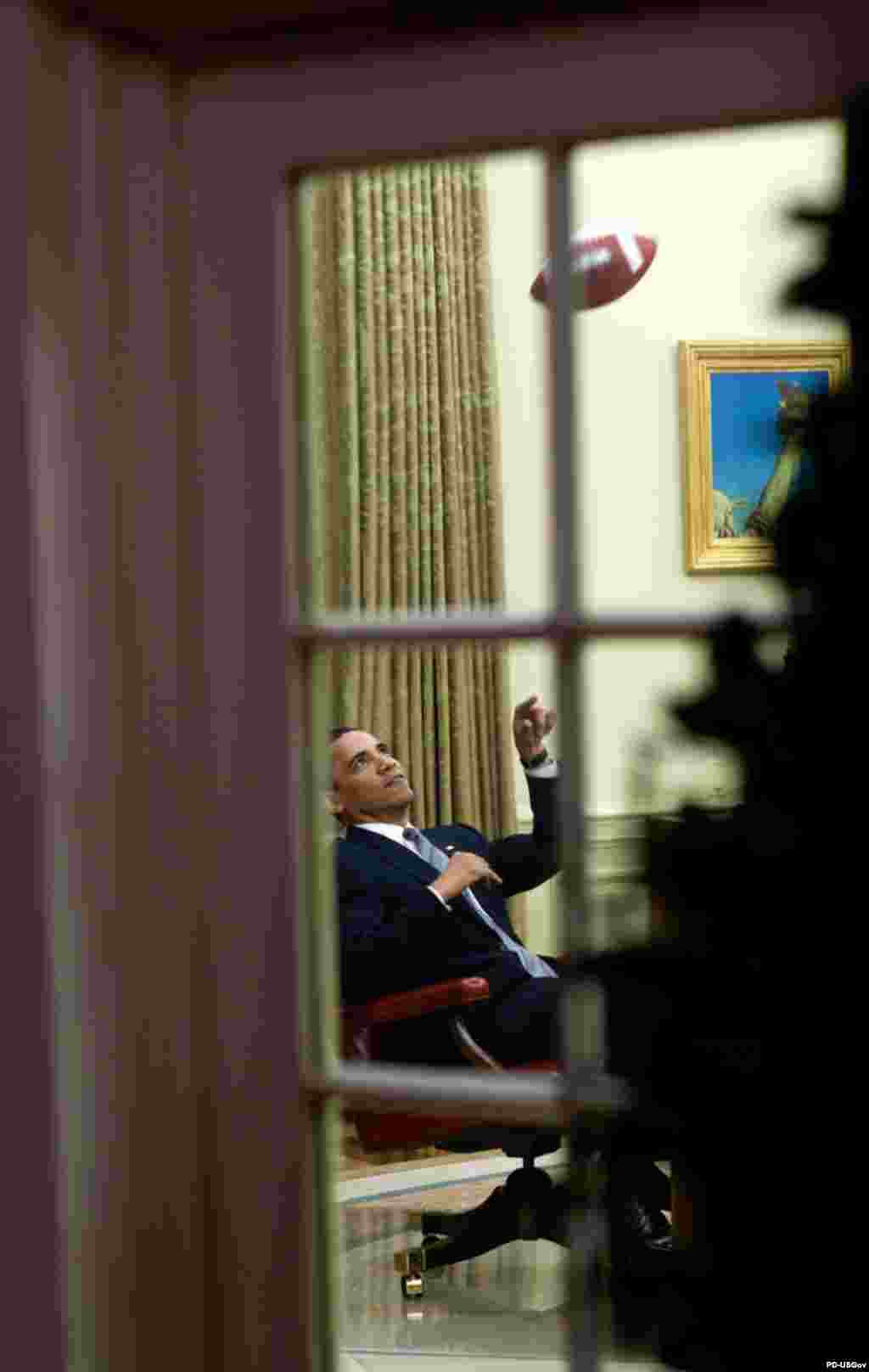Фото и комментарии к ним принадлежат официальному фотографу Белого дома Питу Соуза (Pete Souza) - Барак Обама перебрасывается мячом с одним из своих помощников перед важным прием в Овальном кабинете (23 апреля 2009 года)