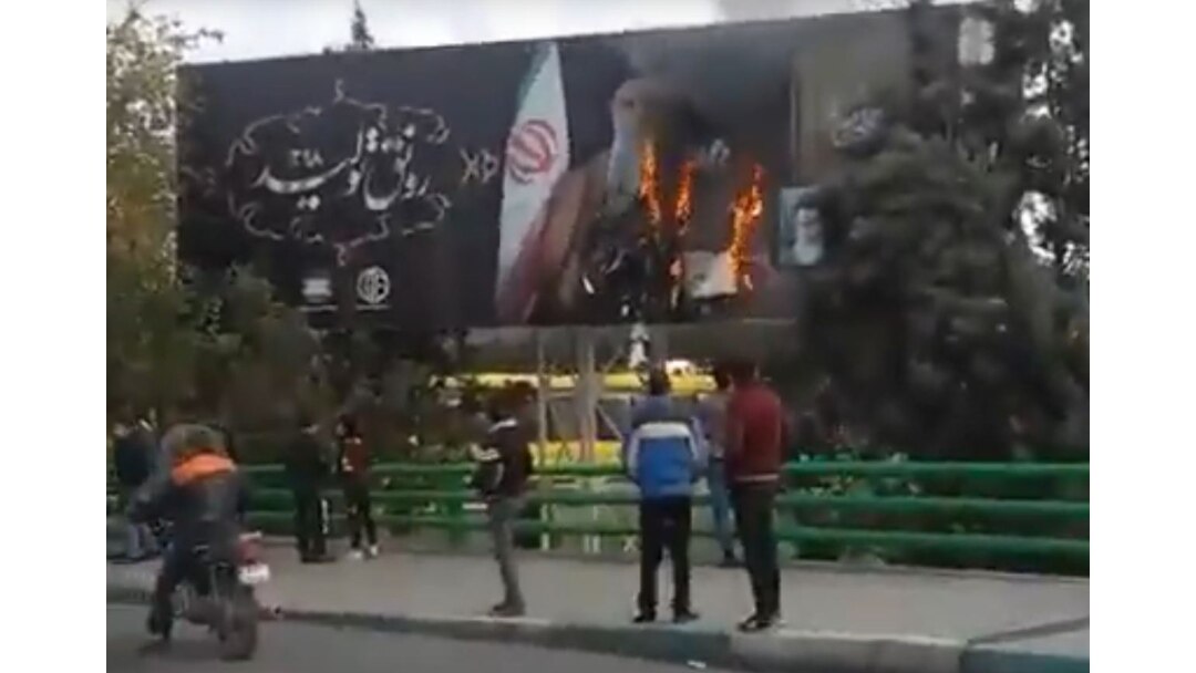 آتش زدن عکس رهبر جمهوری اسلامی در اعتراضات آبان ۹۸