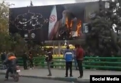 آتش زدن عکس رهبر جمهوری اسلامی در اعتراضات آبان ۹۸