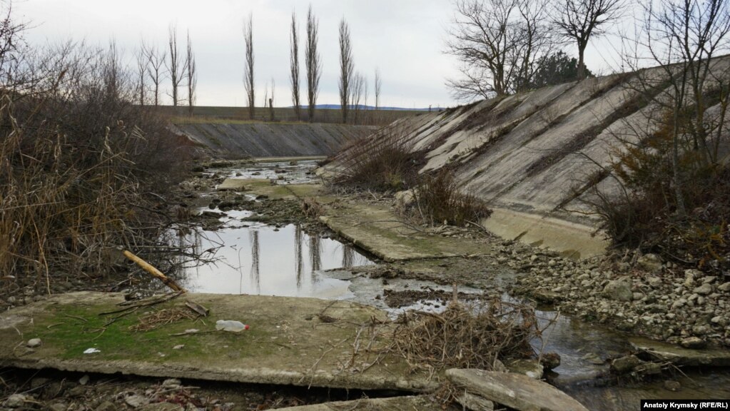 Граница между водоотводным каналом Белогорского водохранилища и речкой Биюк-Карасу