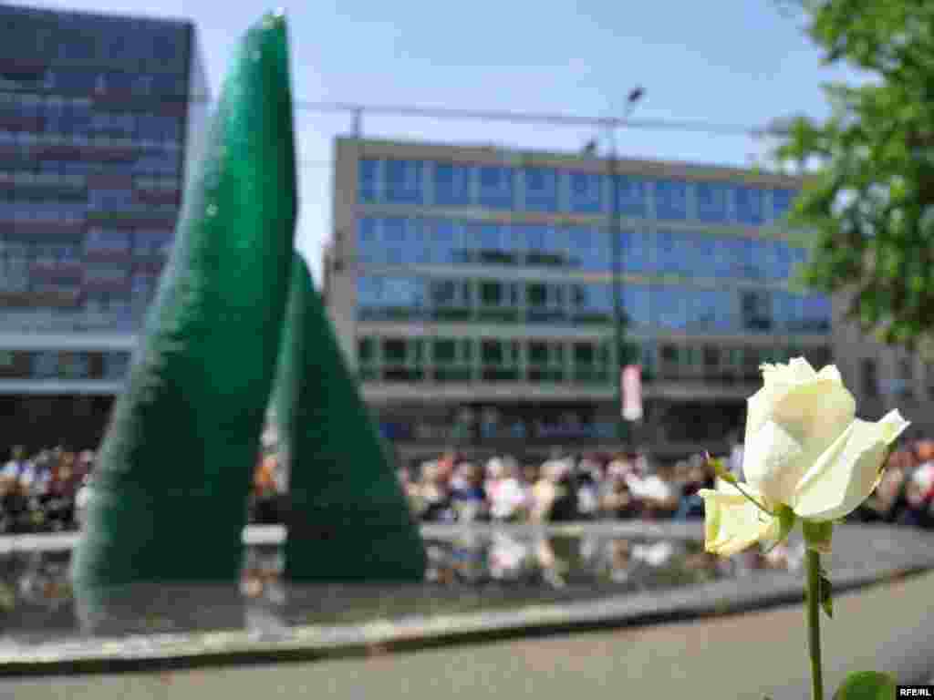 Spomen obilježje ubijenoj djeci opkoljenog Sarajeva - Tačno u podne 9. maja 2009. uz zvuke sirena i bez ijedne izbovorene riječi u Velikom parku u centru Sarajeva, otvoreno je Spomen obilježje ubijenoj djeci opkoljenog Sarajeva u periodu od 1992 – 1995. godine.