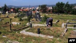 Foto nga arkivi, varrezat ortodokse serbe në Mitrovicë
