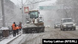 Алматы көшелеріндегі қар тазалау жұмыстары (Көрнекі сурет).