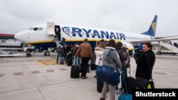 Пасадка на самалёт кампаніі Ryanair. <a href="http://www.shutterstock.com/gallery-438058p1.html?cr=00&pl=edit-00">pio3</a> / <a href="http://www.shutterstock.com/?cr=00&pl=edit-00">Shutterstock.com</a>