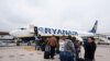 Пасажыры чакаюць пасадкі на рэйс Ryanair у Віленскім аэрапорце