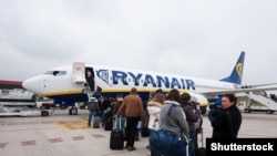 Пасажыры чакаюць пасадкі на рэйс Ryanair у Віленскім аэрапорце