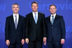 Укрепляя "восточный фланг": генеральный секретарь НАТО Йенс Стотенберг, президент Румынии Клаус Йоханнис, президент Польши Анджей Дуда (слева направо)