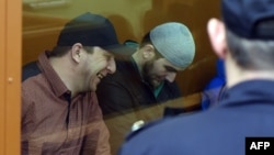 Двоє з підозрюваних у справі про вбивство Бориса Нємцова, Тамерлан Ескерханов (л) і Анзор Губашев у суді в Москві, 3 жовтня 2016 року
