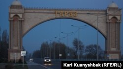 Тараз қаласына кіреберістегі жазу. (Көрнекі сурет)