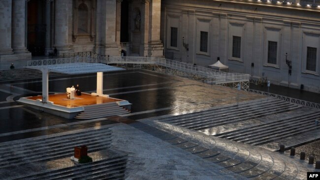 Папа римский Франциск во время молитвы в безлюдном соборе Святого Петра.