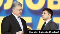 Петро Порошенко (л) та Володимир Зеленський (п) під час неофіційних дебатів кандидатів у президенти на НСК «Олімпійський» у Києві, 19 квітня 2019 року