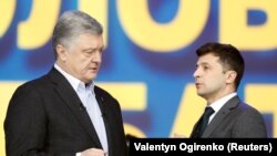 Київ, 19 квітня 2019 року: тоді кандидати на посаду президента України Петро Порошенко і Володимир Зеленський (праворуч) під час дебатів на стадіоні «Олімпійський»