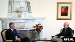 President of Afghanistan Hamid Karzai (r) meeting with RFE/RL President Jeffrey Gedmin, Kabul, Afghanistan. 6 April 2010