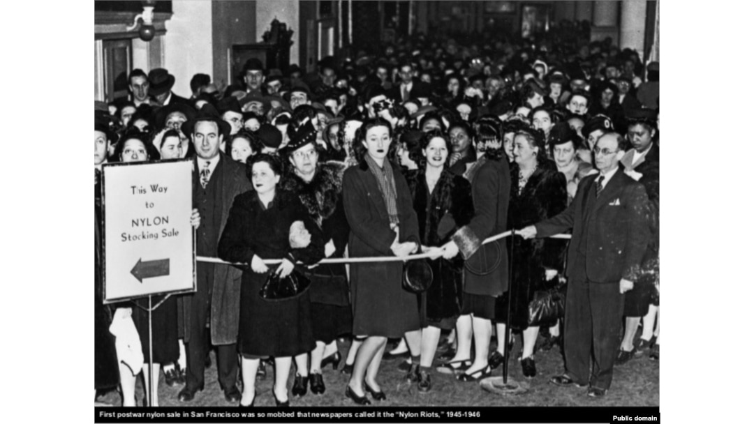 Мас күйдегі жалаңаш әйелдің ұйықтап жатқан суреті