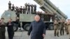 تصویر رسمی منتشرشده در روز ۳ شهریور رهبر حکومت کره شمالی را در جریان آزمایش تازه نشان می‌دهد