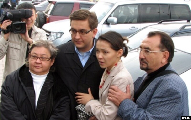 Cемья Бралиевых встретилась в полном составе после освобождения Альжана Бралиева (второй слева). Астана 16 октября 2009 года.