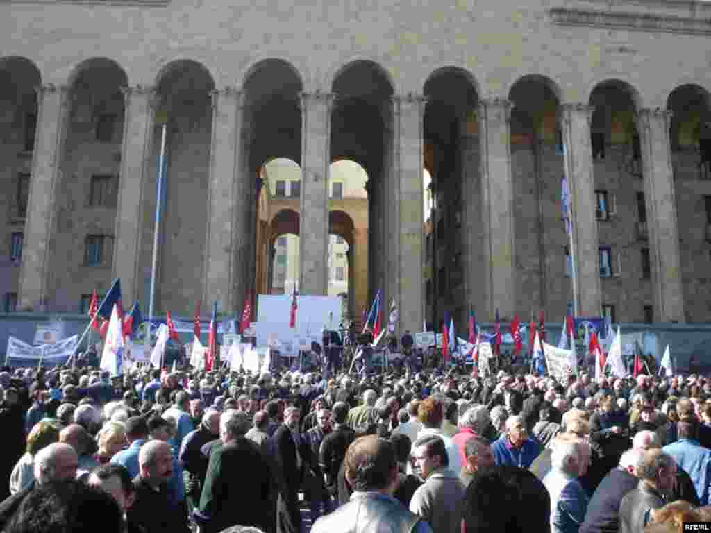 Georgia - Opposition supporters’ gathering for mass protests outside parliament building in Tbilisi, 02Nov2007 - ოპოზიციის მხარდამჭერები პარლამენტის შენობის წინ მასობრივი აქციისთვის იკრიბებიან. თბილისი. 2 ნოემბერი, 2007 წ.. ექვსდღიანი საპროტესტო აქციები ქვეყანაში საგანგებო ვითარების გამოცხადებითა და რამდენიმე ტელე და რადიო მაუწყებლის მუშაობის შეწყვეტით დასრულდა (”რადიო თავისუფალი ევროპა/რადიო თავისუფლების ფოტო)