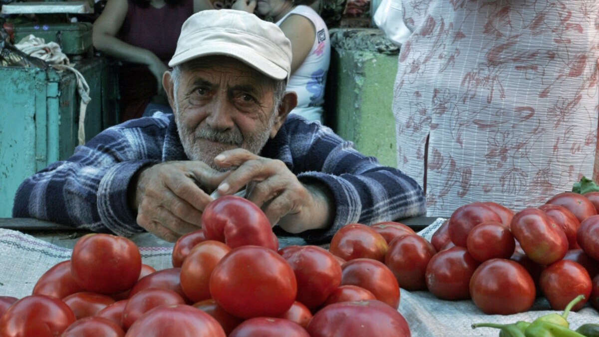 Грузин апельсин. Торговец помидорами на рынке. Грузинские помидоры. Помидоры на рынке. Азер продает помидоры.